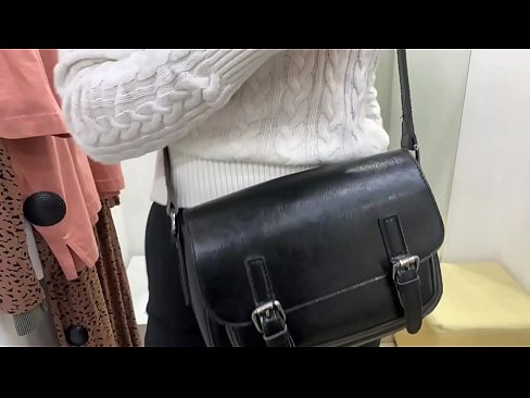 ❤️ Јавна мастурбација на младата кучка FeralBerry со дилдо во фитинг просторијата ☑ Тешко порно кај нас ﹏
